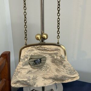 Dafne Kiss Lock Shoulder Bag, Metal Chain Ivory/Green Flower, Vintage Inspired